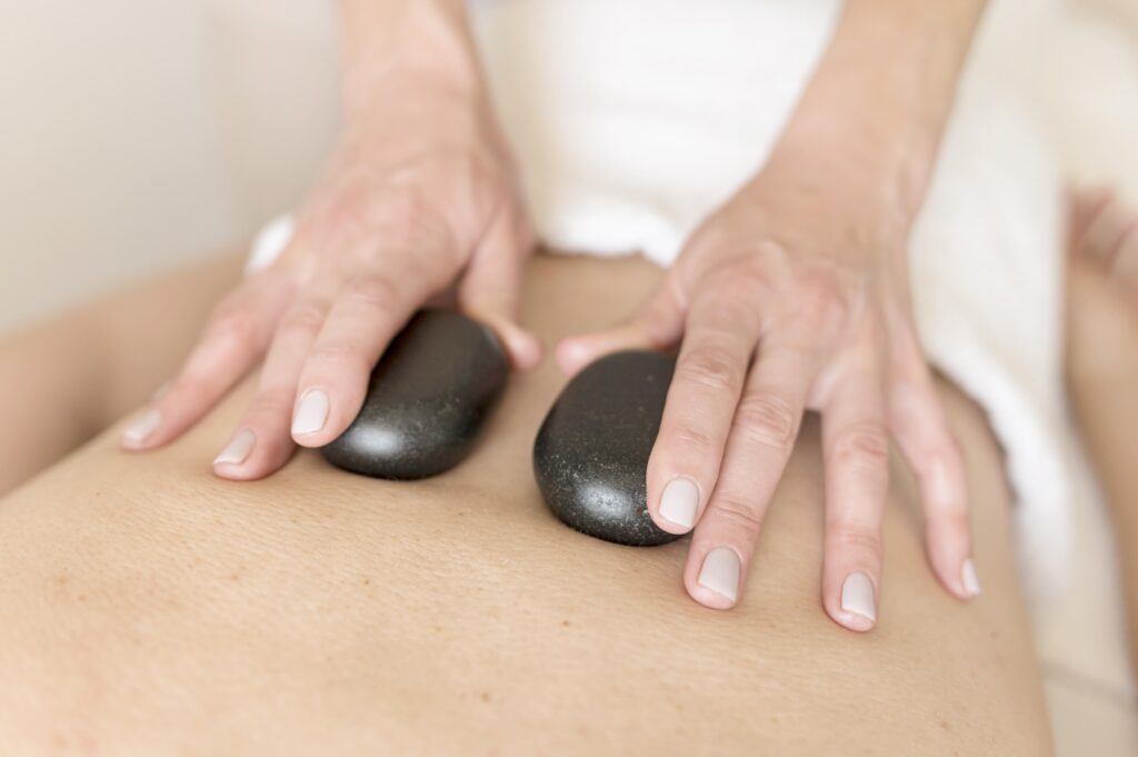 フォトギャラリー(Photo) 2 アロマリンパマッサージとホットストーンを使ったリラクゼーション施術"Aroma lymphatic massage with hot stones for relaxation."
