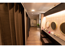 シンプルで落ち着いたデザインのサロン