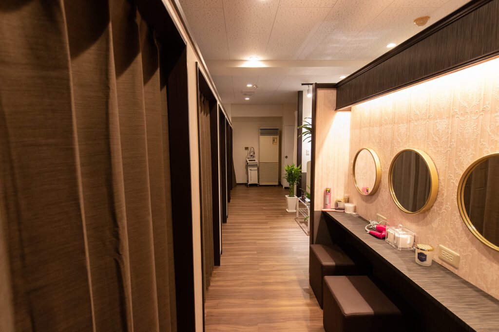 渋谷の癒し空間、リラックスできるティースペースとドレッサー