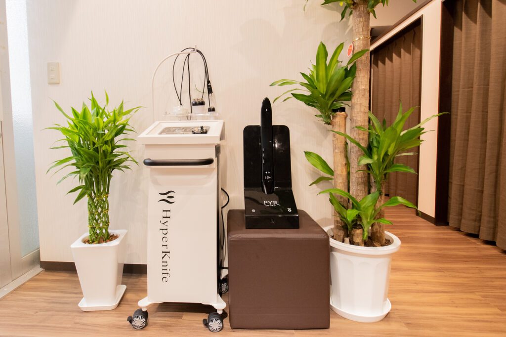 渋谷の落ち着いた空間で使用される最新の瘦身機器。脂肪燃焼と体型改善をサポートし、理想的なボディラインへ導きます