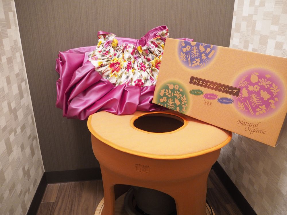 渋谷のリラックス空間で行われるよもぎ蒸し。デトックス、血行促進、月経不調を和らげる効果があります