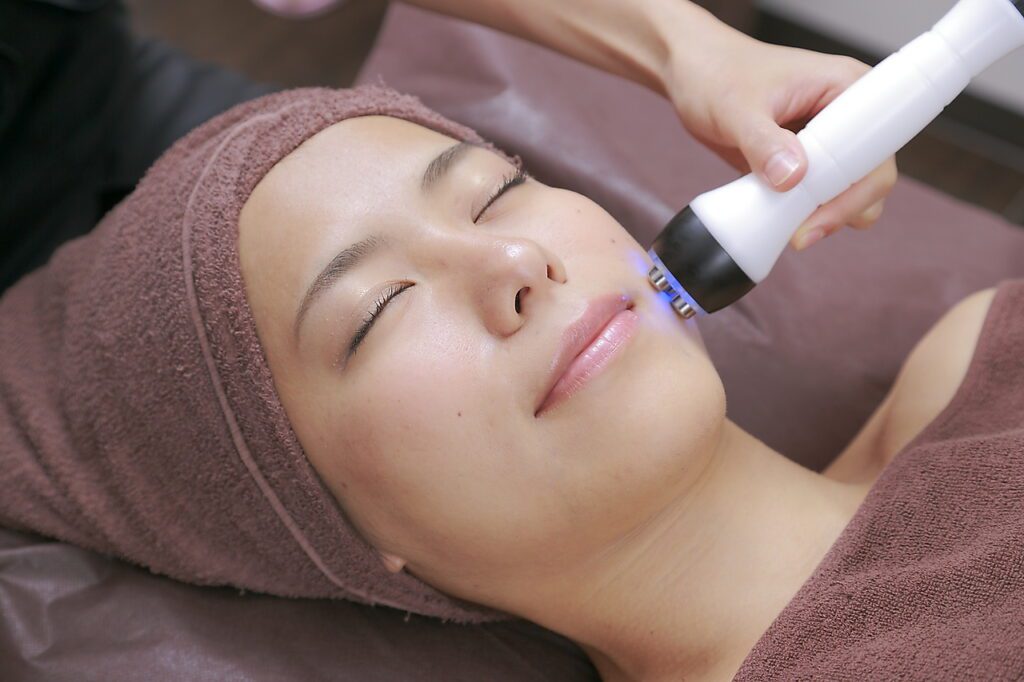 渋谷でハイパナイフを使ったフェイスラインの引き締めと小顔効果