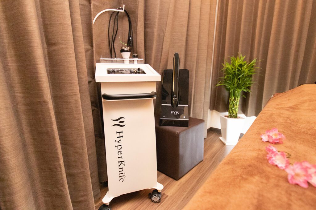 渋谷にある当サロンでは、完全プライベートな空間でパイラソートとハイパナイフの施術を行っています。
