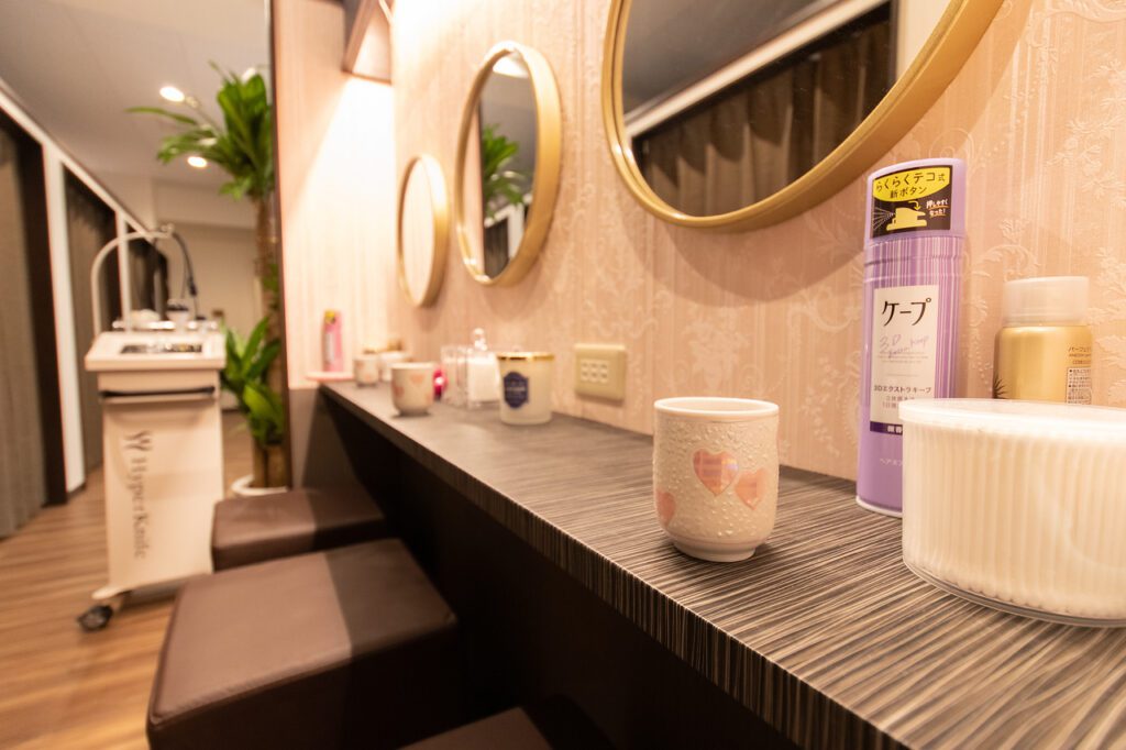渋谷サロンの落ち着いた雰囲気の中に置かれた梳妆台とお茶