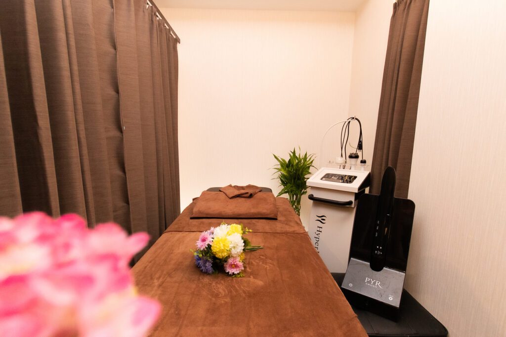 リラックスできる静かな雰囲気のマッサージルーム